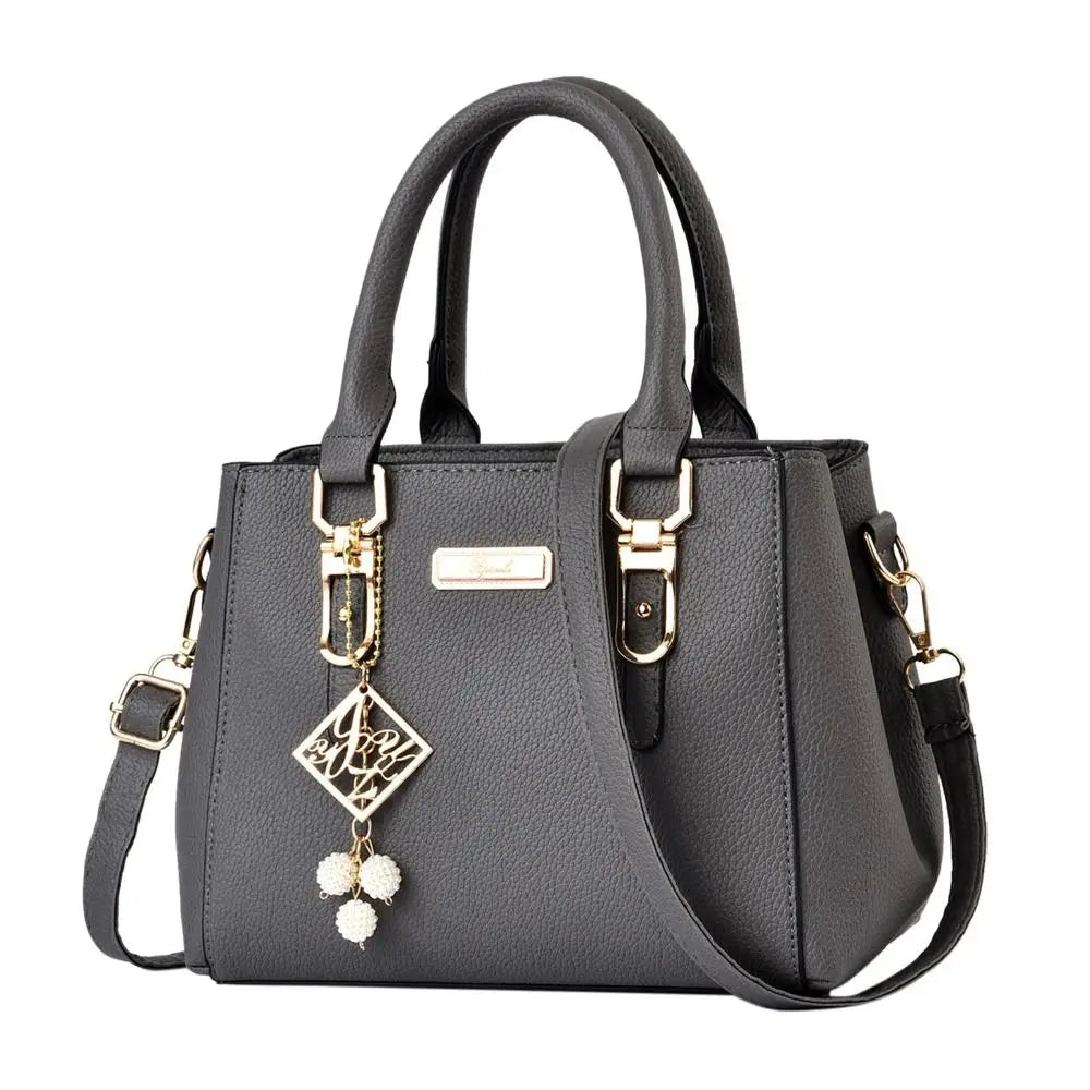 Essential Grained Leather Messenger Bag