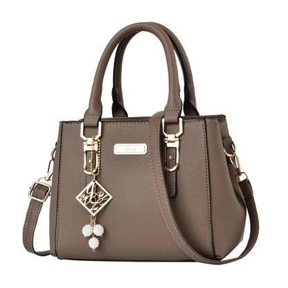 Essential Grained Leather Messenger Bag
